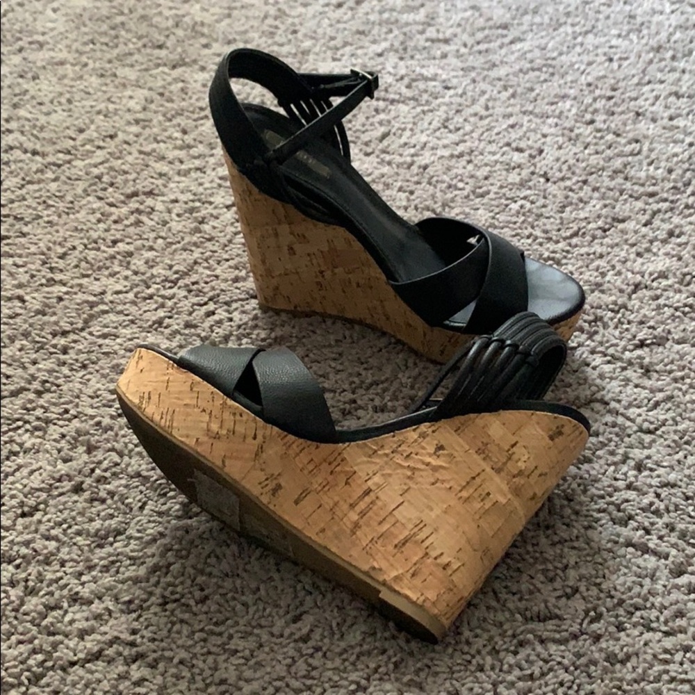Black wedges